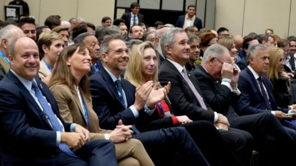 Minería y sumisión: gobernadores compiten por atraer inversiones extranjeras