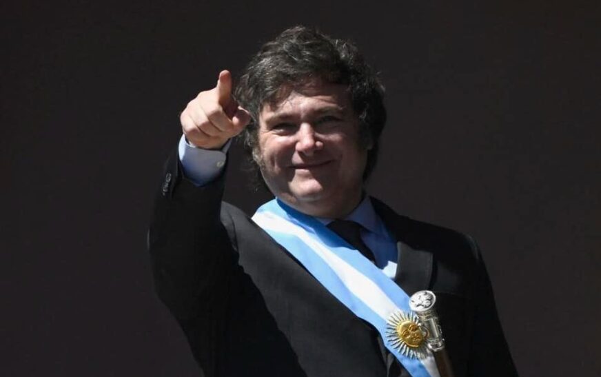 Mientras congela el bono de los jubilados, Milei aumenta otros $26 mil millones para la SIDE