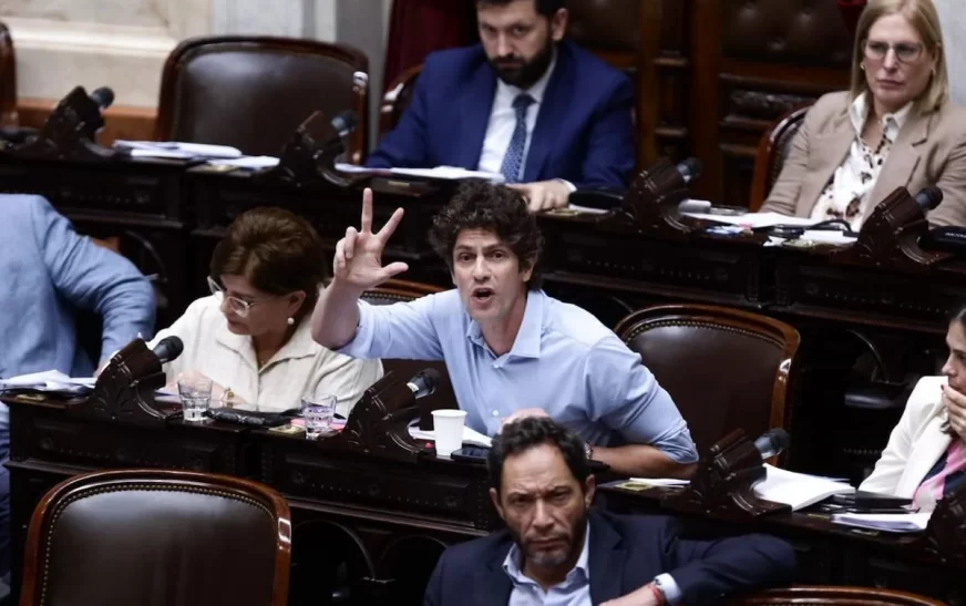 La oposición salió al cruce del DNU de Milei que reforma la ley de Inteligencia y alertó por un “retroceso democrático”