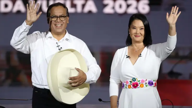Perú define su futuro voto a voto en una elección marcada por la polarización