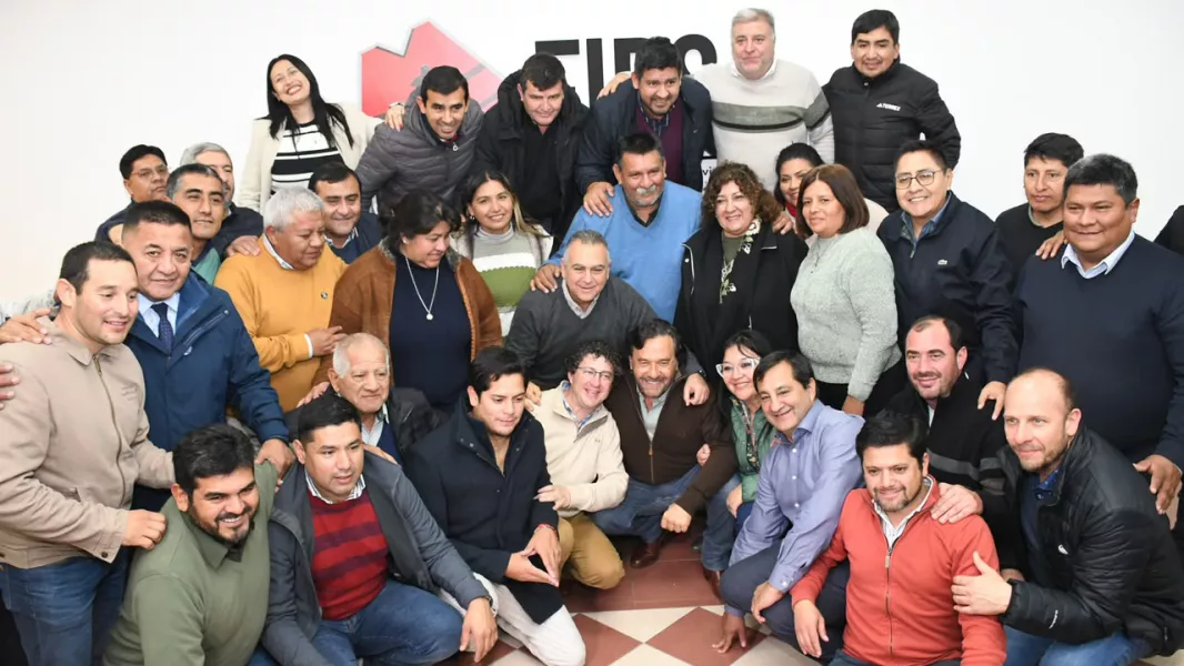 Sáenz pidió fortalecer el federalismo y cerrar filas con los intendentes ante la crisis económica