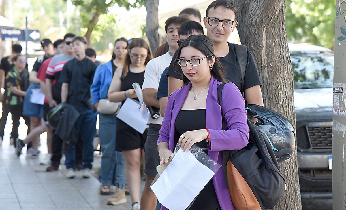 Un informe advierte que 9 de cada 10 jóvenes se endeudan antes de conseguir un empleo formal
