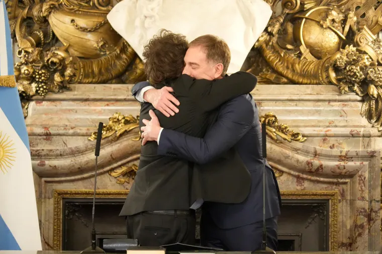 ¿Abrazo del oso o pacto mafioso?