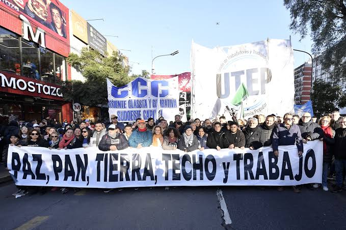 San Cayetano: la CGT, las CTA y movimientos sociales marcharon a Plaza de Mayo por trabajo y mejores condiciones de vida
