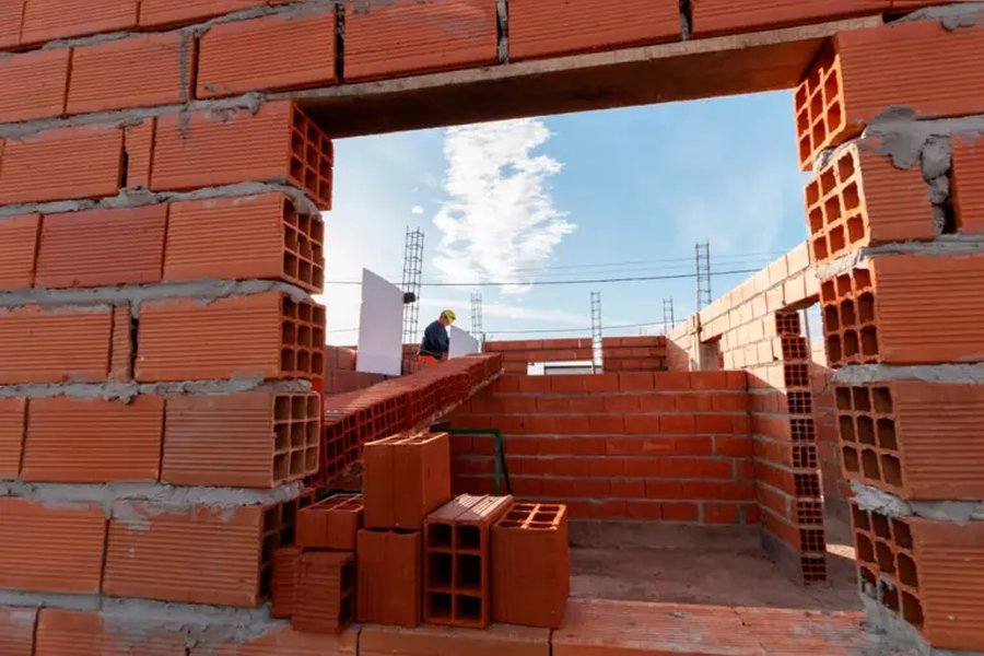 Casa propia: una familia argentina necesita casi 23 años de ingresos para comprar una vivienda