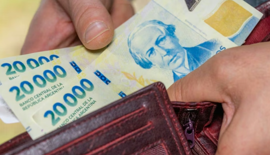 Los salarios subieron 2,8% en julio y superaron la inflación, según el INDEC