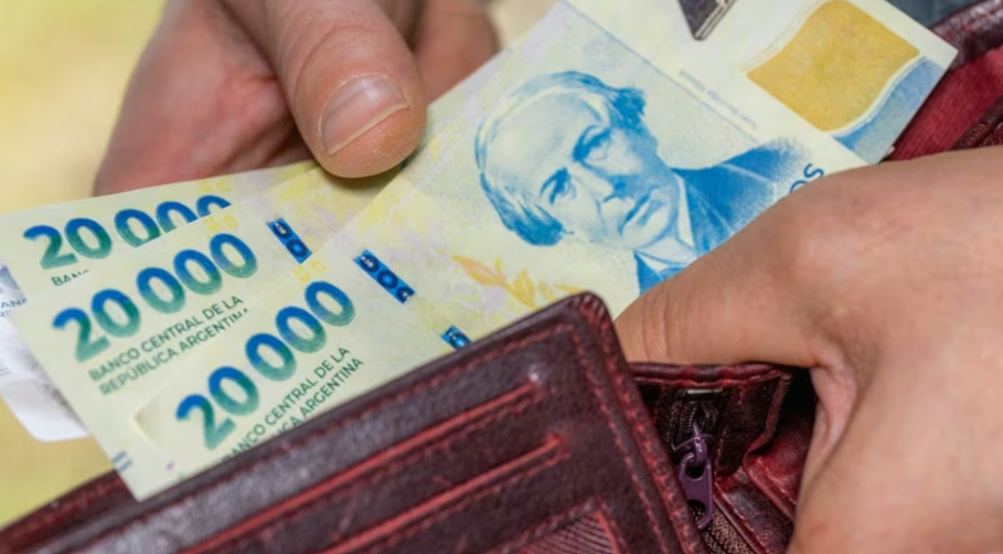 Los salarios subieron 2,8% en julio y superaron la inflación, según el INDEC