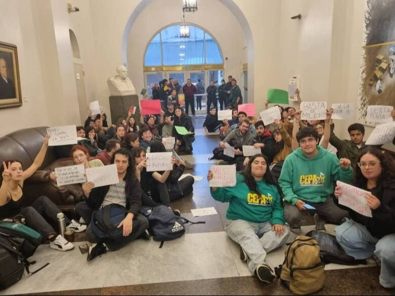 Estudiantes universitarios protestaron en la Secretaría de Educación para exigir más financiamiento