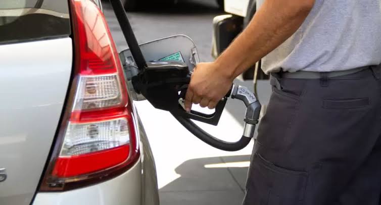 El Gobierno postergó hasta noviembre la suba de impuestos a los combustibles