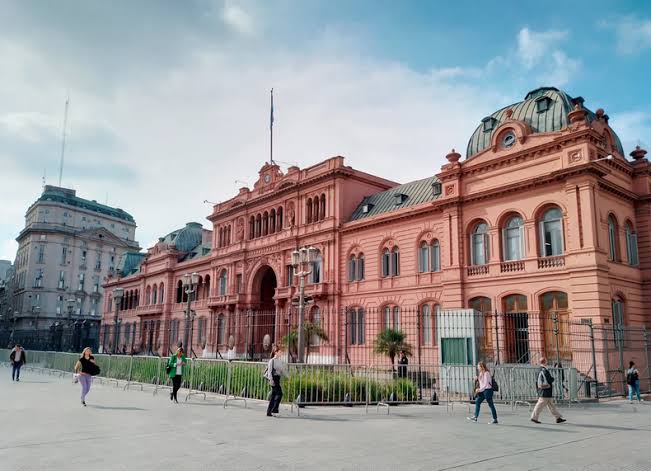 El Gobierno lanzó un nuevo retiro voluntario para empleados públicos y eliminará los cargos vacantes